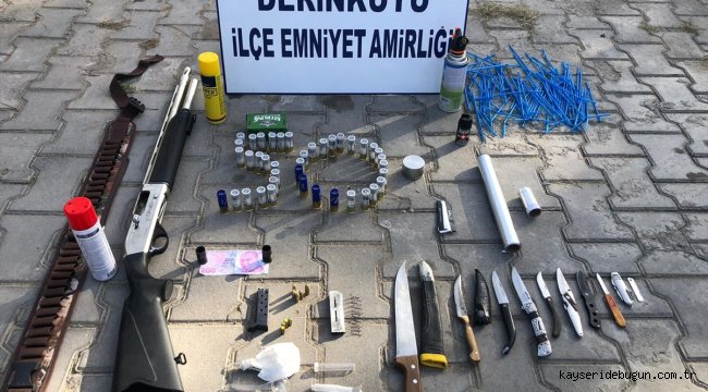 Nevşehir'de bir otomobilde otomatik tüfek, mermi ve uyuşturucu bulundu