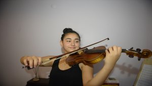 Ödüllü kemancı Hüma Betül, Azerbaycan'ın çocuk şehitlerine ağladı