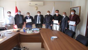 Orman yangınının büyümeden söndürülmesindeki yararlılıklarından dolayı çiftçi aileye teşekkür belgesi