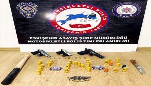 Polisin "dur" ihtarına rağmen kaçan 2 şüpheli 3 tabanca ile birlikte yakalandı 