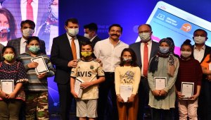 Sivas'ta 5 bin öğrenciye internet paketi yüklü tablet desteği