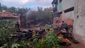 Sivas'ta çıkan yangında bir ev ve depo kullanılamaz hale geldi 