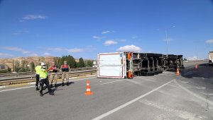 Sivas'ta devrilen mazot yüklü tırın sürücüsü yaralandı 