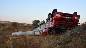 Sivas'ta devrilen patates yüklü tırın sürücüsü yaralandı