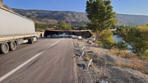 Sivas'ta devrilen tır ulaşımı aksattı