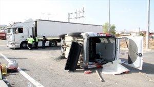 Sivas'ta hafif ticari araç ile tır çarpıştı: 3 yaralı