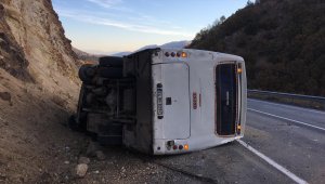 Sivas'ta işçi servisi devrildi: 26 yaralı