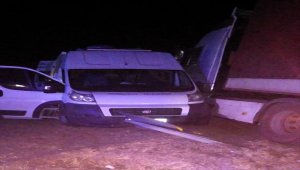 Sivas'ta minibüs ile tır çarpıştı: 5 yaralı