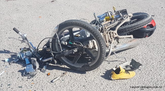 Sivas'ta minibüsle çarpışan motosikletin sürücüsü yaralandı 