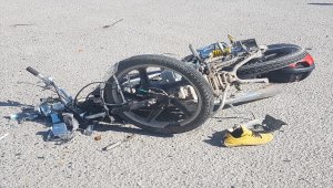 Sivas'ta minibüsle çarpışan motosikletin sürücüsü yaralandı 