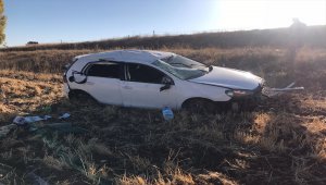 Sivas'ta otomobil devrildi: 1 ölü, 5 yaralı