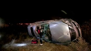 Sivas'ta otomobil devrildi: 2 yaralı 