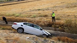 Sivas'ta otomobil su kanalına çarptı: 1 yaralı 