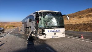 Sivas'ta yolcu otobüsü tırla çarpıştı: 6 yaralı 