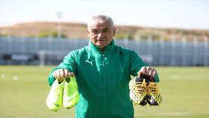 Sivasspor'da Çalımbay ve futbolcular, DMD hastalığına dikkati çekmek için kramponlarla poz verdi