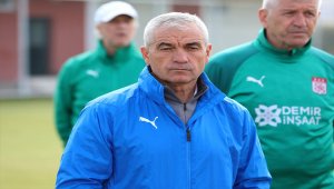 Sivasspor Teknik Direktörü Çalımbay: "Dört gözle Villarreal maçının rövanşını bekliyoruz"