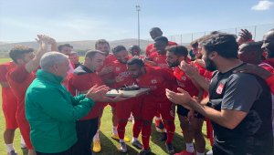 Sivassporlu Goiano'ya takım arkadaşlarından doğum günü sürprizi