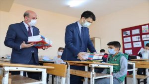 Suşehri'nde destekleme ve yetiştirme kursu öğrencilerine kitap dağıtıldı