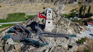 Tarihi saat kulesinin "tik tak"ları arasında ömrünü geçirdi