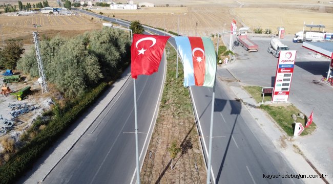 Tomarza Belediyesi dev Türk ve Azerbaycan bayrağı astı