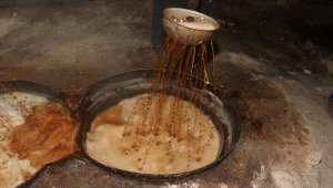 Toroslar'ın pekmezi yüzyıllık fırınlarda hazırlanıyor