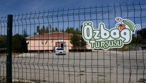 Turşu fabrikasına dönüştürülen atıl ilkokul binası kadınlara iş kapısı oldu