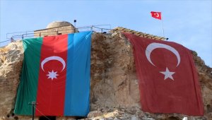Ürgüp'te bir tepeye Türk ve Azerbaycan bayrağı asıldı