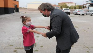 Vali Aydoğdu ikinci sınıfa giden Berra Özdemir'i, verdiği sözü tutarak okulda ziyaret etti