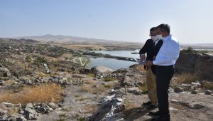 Vali Sezer, Büklükale kazı alanında incelemelerde bulundu