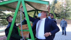 Yahşihan'da mahallelere yetişkin salıncakları yerleştiriliyor