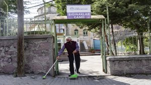 Yatalak eşi ve engelli oğlu ile ortada kalan hamala cami derneği sahip çıktı