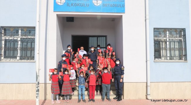 Yozgat'ta jandarma, öğrencilerin Cumhuriyet Bayramı'nı kutladı