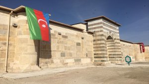 Zazadın Hanı'na Azerbaycan bayrağı asıldı