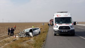 Aksaray'da otomobil tıra çarptı: 1 ölü, 1 yaralı