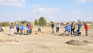 Akşehir'de 200 fidan toprakla buluşturuldu