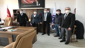 Akşehir'de, şehit öğretmenlerin ailelerine plaket verildi