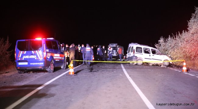 Ambulansı sollamaya çalışan otomobil karşı yönden gelen kamyonetle çarpıştı: 4 ölü, 3 yaralı