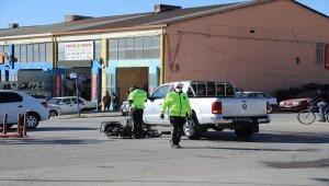 Ankara'da pikabın çarptığı motosiklet sürücüsü yaralandı