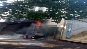 Caminin doğal gaz kutusunda çıkan yangın hasara neden oldu