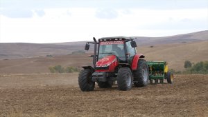 Çiftçi umut tohumlarını toprakla buluşturuyor