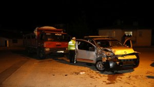 Çubuk'ta kamyonet ile otomobil çapıştı: 1 yaralı 