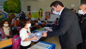 Ege Özel Çocuklar Vakfı'ndan Hüyüklü çocuklara kıyafet desteği