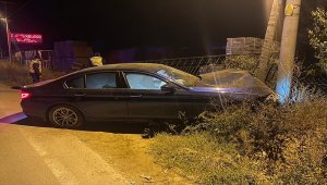 Eskişehir'de elektrik direğine çarpan otomobilden uyuşturucu ve silah çıktı