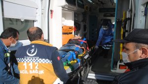 Eskişehir'de ensesine binadan tahta parçası düşen kişi yaralandı