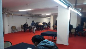 Eskişehir'de mühürlü dernek binasında kumar oynayan 45 kişiye para cezası