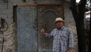 Evindeki antika eşyalar ziyaretçilerini tarihi yolculuğa çıkarıyor 