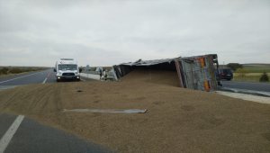 Ilgın'da buğday yüklü tır devrildi: 1 yaralı