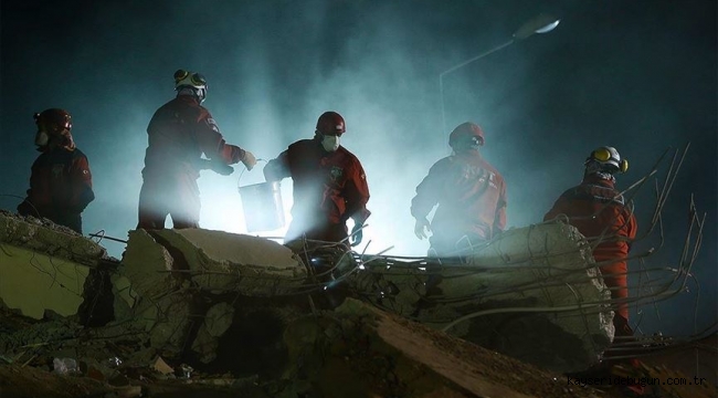 İzmir Depreminde yaralı sayısı 962 can kaybı 83 oldu