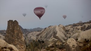Kapadokya'da balonlar "sis denizi"nde uçtu