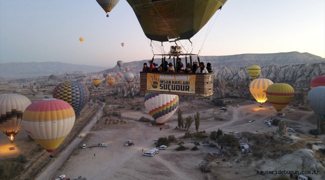 Kapadokya'da sıcak hava balonları kadına şiddete tepki için havalandı